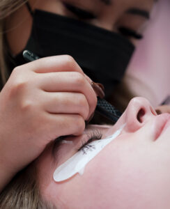 close up of a lash artist applying exentions